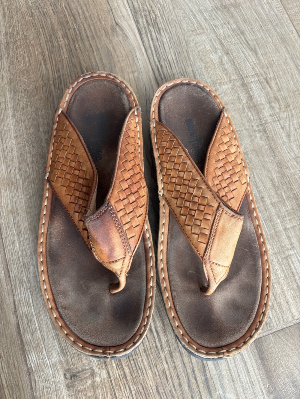 Minnetonka Men's Brown Tan Woven Leather Toe-Post Sandals